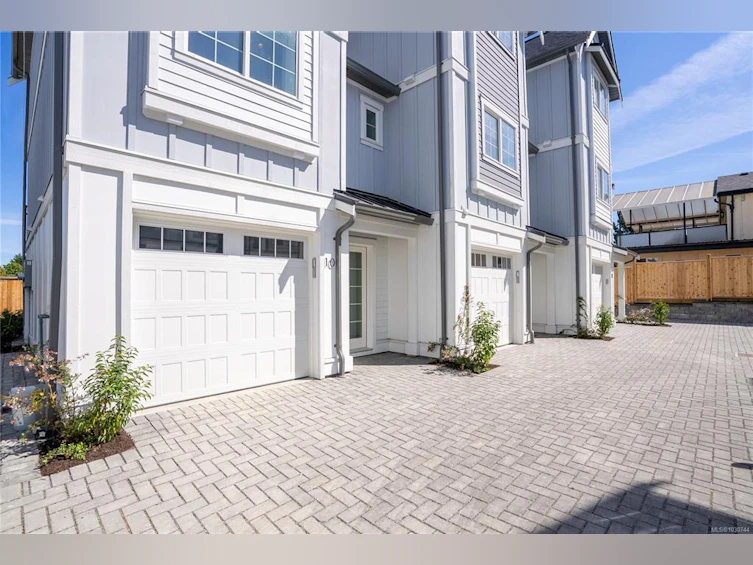 U8-3907 Cedar Hill Road, Saanich, BC, V8P 3Z8