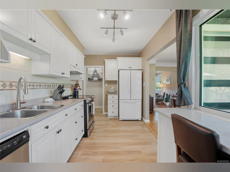 1709 Mcrae Avenue, Saanich, BC, V8P 1H9 - 11