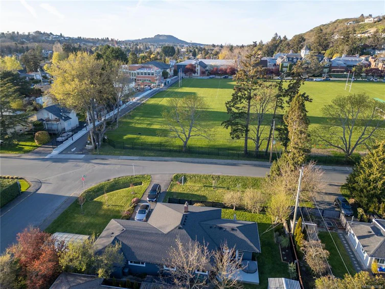 1709 Mcrae Avenue, Saanich, BC, V8P 1H9 - 35