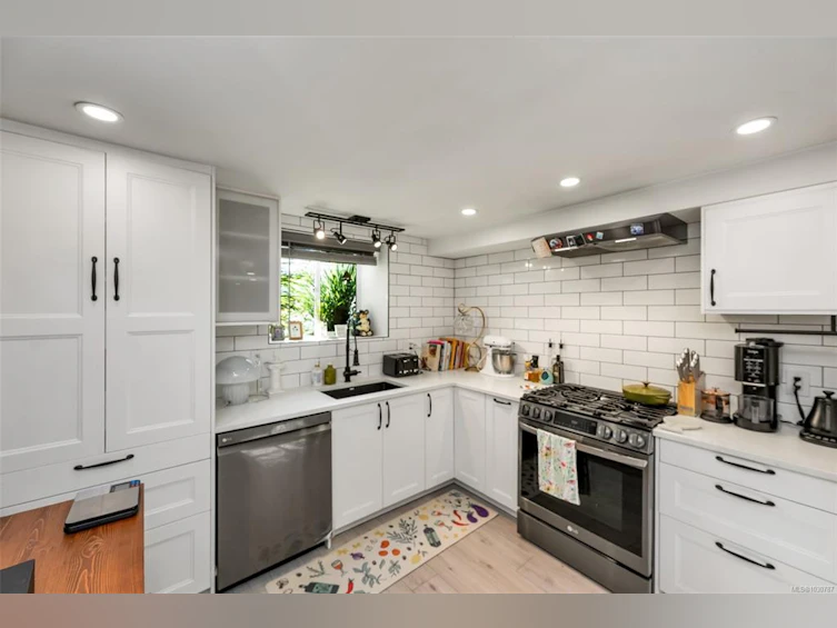 3111 Esson Road, Saanich, BC, V8Z 4P5 - 31