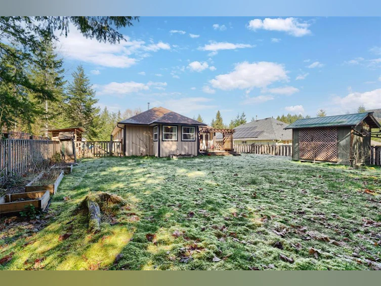 6727 Wall Street, Honeymoon Bay, BC, V0R 1Y0 - 4