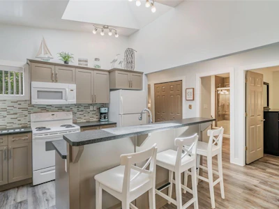 13-1135 Resort Drive - 5