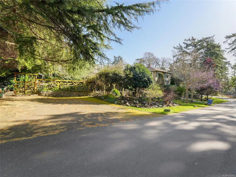 3930 Tudor Avenue, Saanich, BC, V8N 4L6 - 25