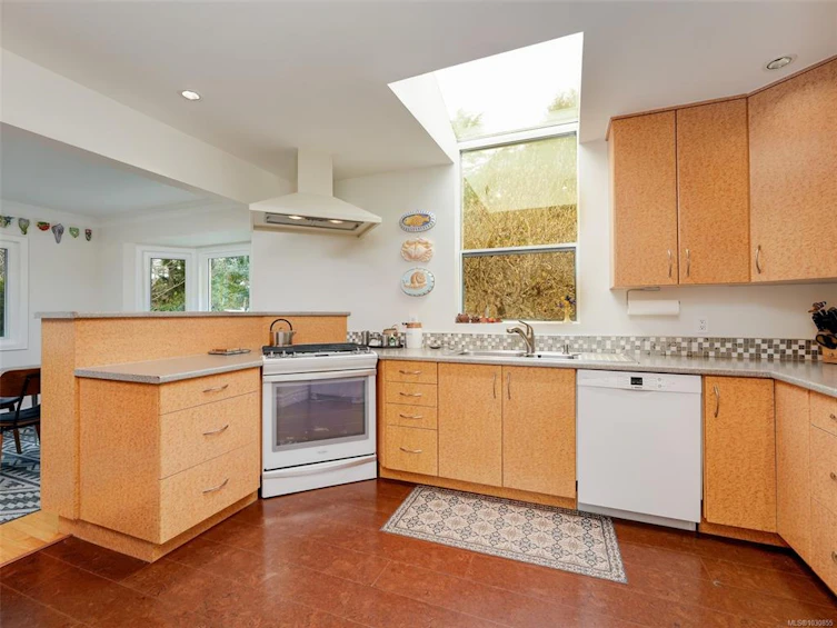 3930 Tudor Avenue, Saanich, BC, V8N 4L6 - 6