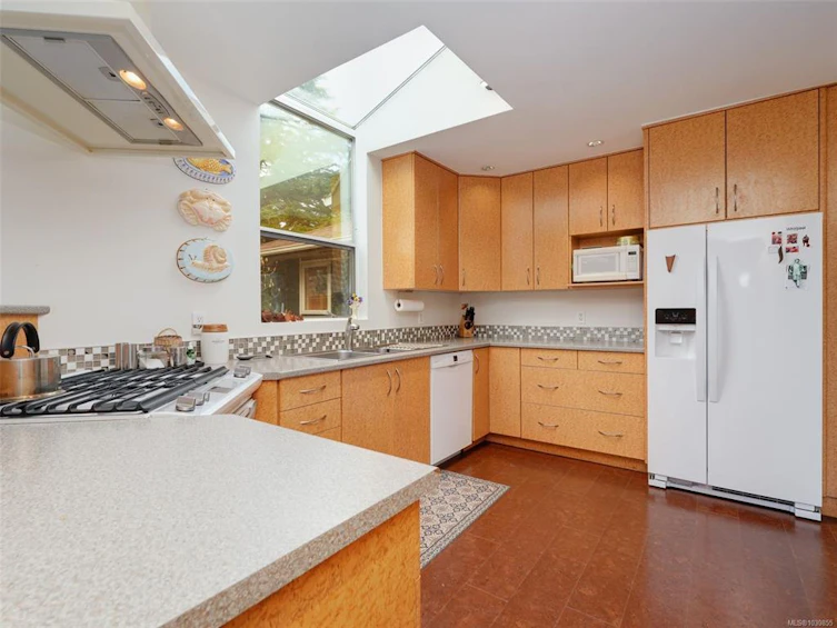 3930 Tudor Avenue, Saanich, BC, V8N 4L6 - 5