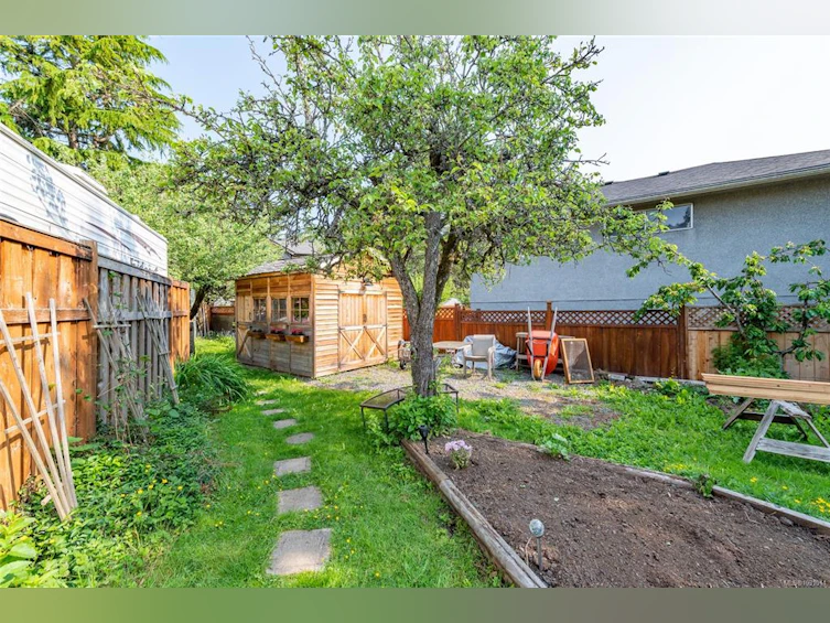 938 Ambassador Avenue, Saanich, BC, V8X 3N1 - 30