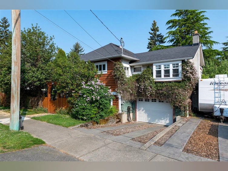 938 Ambassador Avenue, Saanich, BC, V8X 3N1 - 2