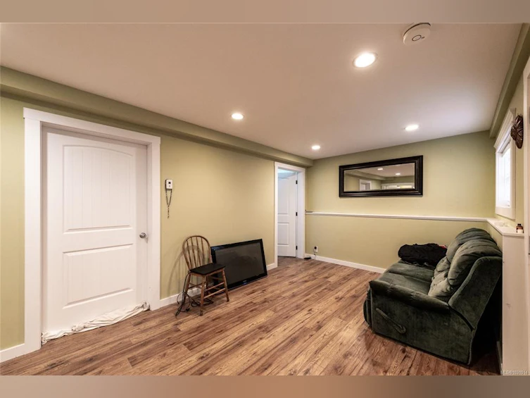 938 Ambassador Avenue, Saanich, BC, V8X 3N1 - 33