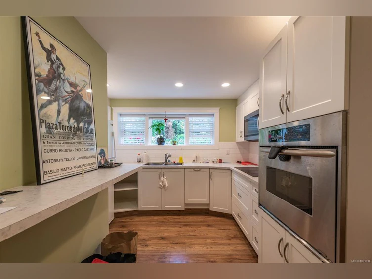 938 Ambassador Avenue, Saanich, BC, V8X 3N1 - 32