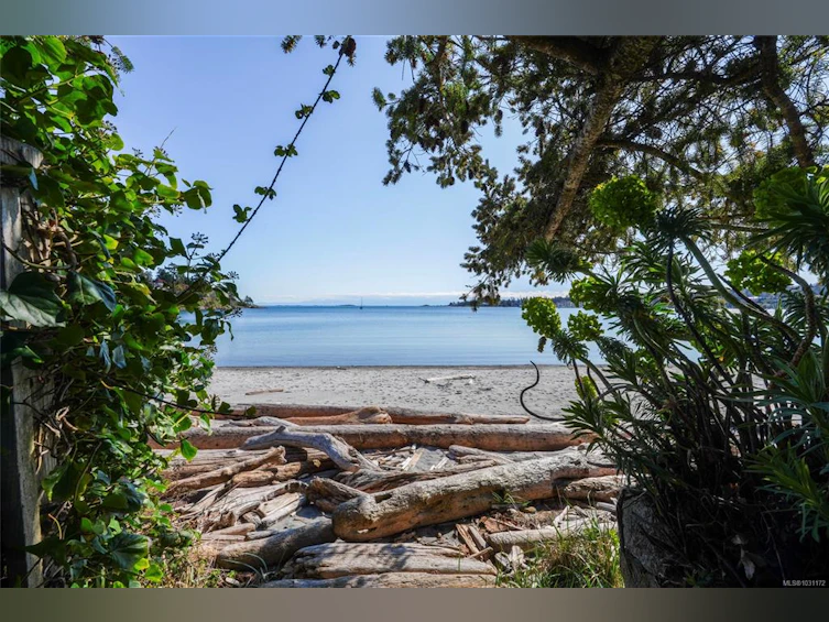 3870 Seacroft Place, Saanich, BC, V8N 4H1 - 8