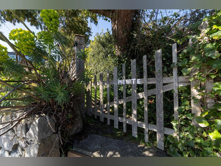 3870 Seacroft Place, Saanich, BC, V8N 4H1 - 6