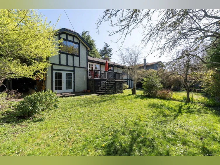 3870 Seacroft Place, Saanich, BC, V8N 4H1 - 40