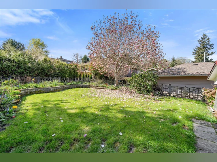 1075 Lodge Avenue, Saanich, BC, V8X 3B2 - 24