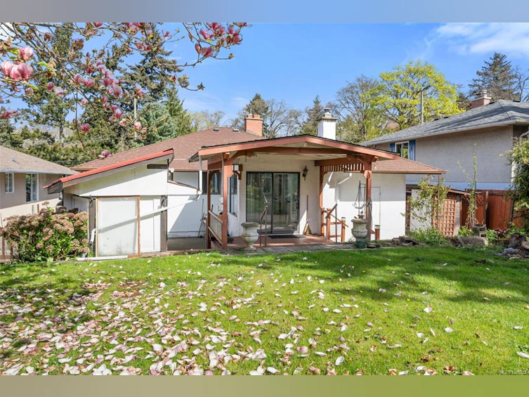 1075 Lodge Avenue, Saanich, BC, V8X 3B2 - 23