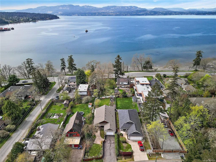 10274 Tsaykum Road, North Saanich, BC, V8L 5T8 - 5