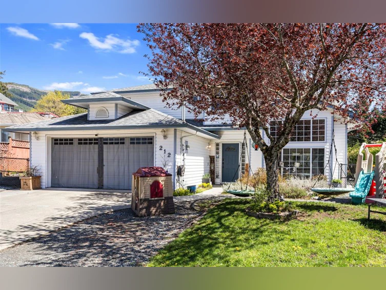 212 E Cowichan Avenue, Lake Cowichan, BC, V0R 2G0 - 2
