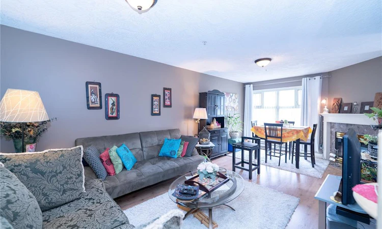 307-2527 Quadra Street