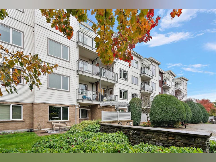 404-4394 West Saanich Road, Saanich, BC, V8Z 0B5 - 2