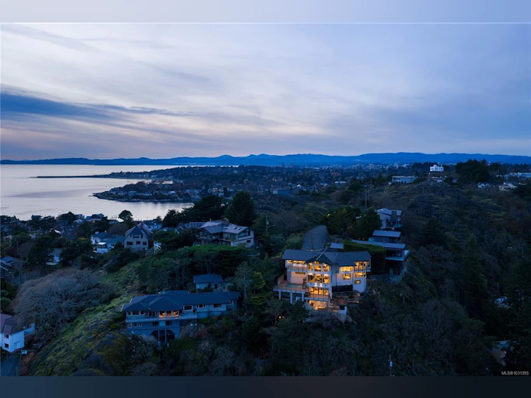 121 Denison Road, Oak Bay, BC, V8S 2K2 - 93