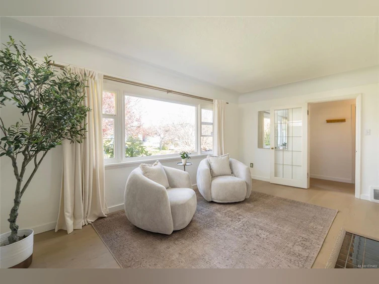 2041 Carnarvon Street, Oak Bay, BC, V8R 2V2 - 3