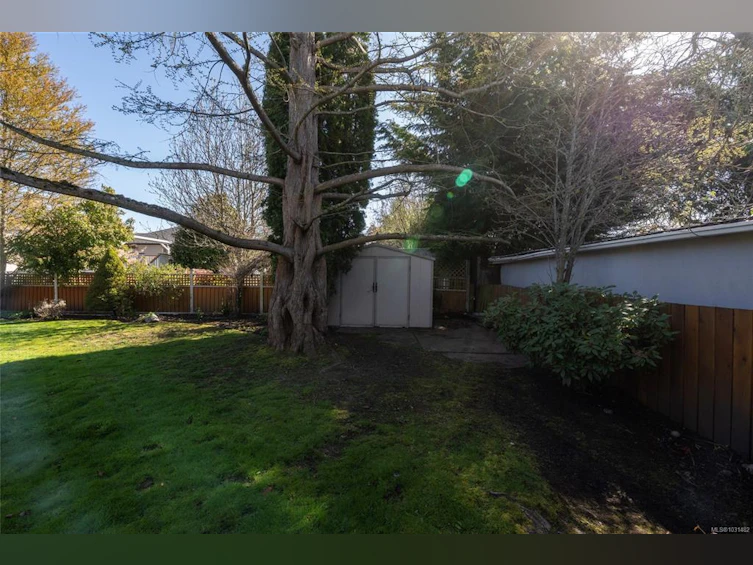 2041 Carnarvon Street, Oak Bay, BC, V8R 2V2 - 40