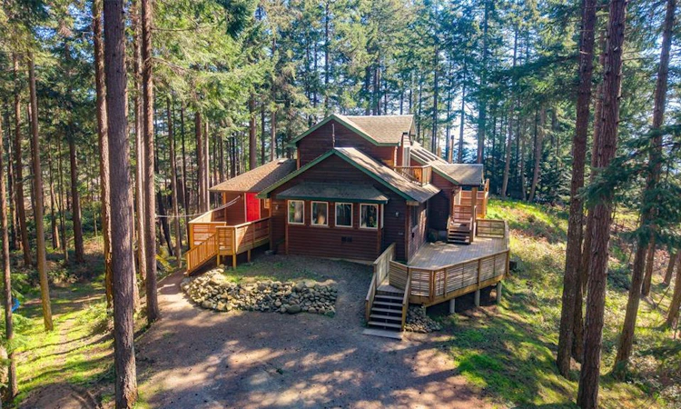 546 & 548 Kinnikinik Way