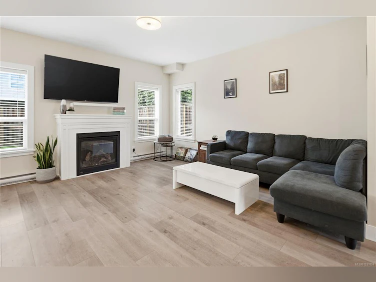 6886 Saanich Cross Road, Central Saanich, BC, V8Z 5X6 - 6