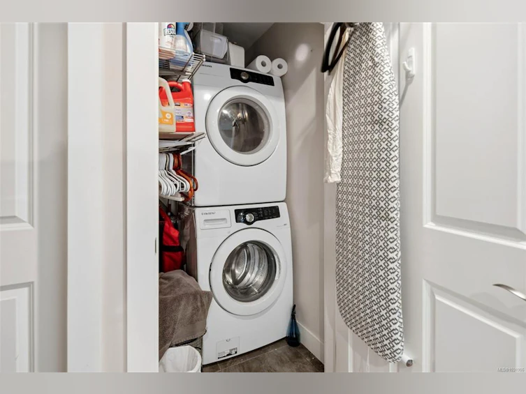 23 Pilot Street, Victoria, BC, V8V 2A5 - 23