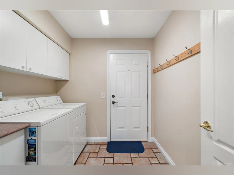 10007 Third Street, Sidney, BC, V8L 3B1 - 33