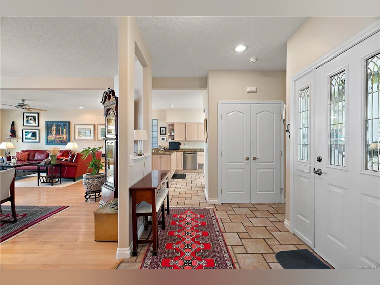 10007 Third Street, Sidney, BC, V8L 3B1 - 10