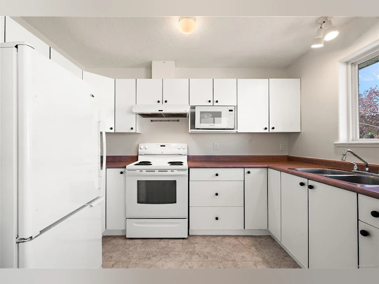 10007 Third Street, Sidney, BC, V8L 3B1 - 48