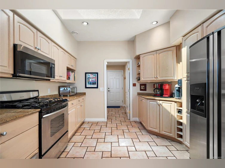 10007 Third Street, Sidney, BC, V8L 3B1 - 20