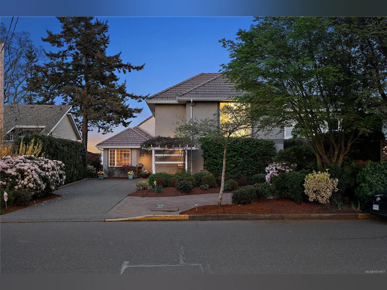 10007 Third Street, Sidney, BC, V8L 3B1 - 86