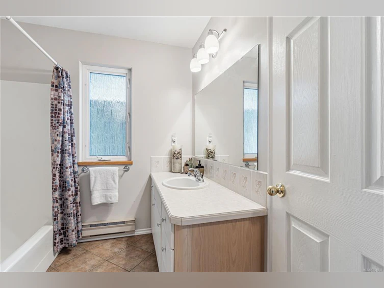 4758 Blue Heron Drive, Bowser/Deep Bay, BC, V0R 1G0 - 13