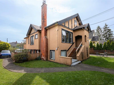 1913 Duchess Street - 2