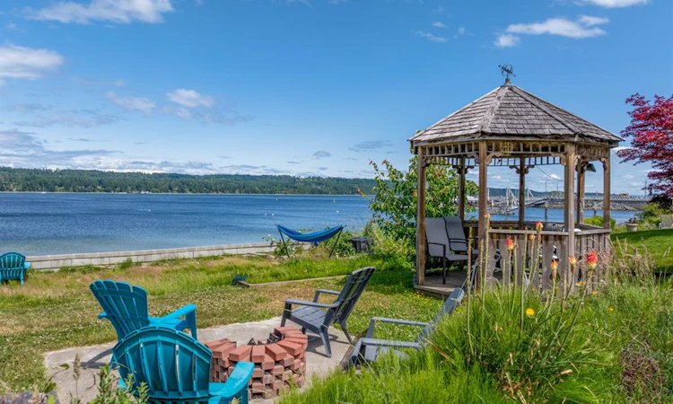 6800 Buckley Bay Frontage Road