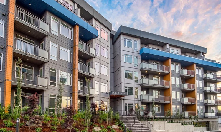 103-6540 Metral Drive