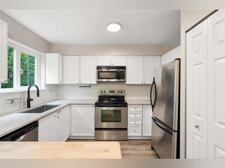 3-1870 Cook Street, Victoria, BC, V8T 3P6 - 11