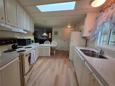13-4935 Broughton Street - 3