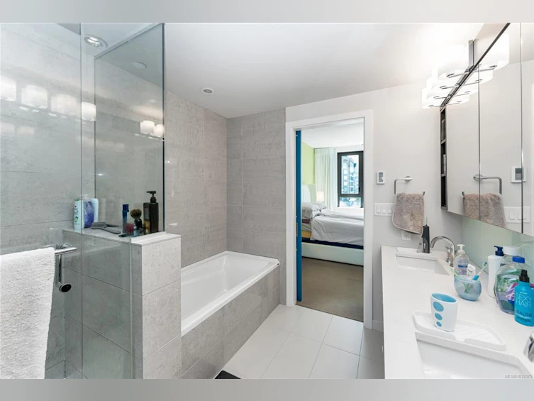 302-608 Broughton Street, Victoria, BC, V8W 1C7 - 23
