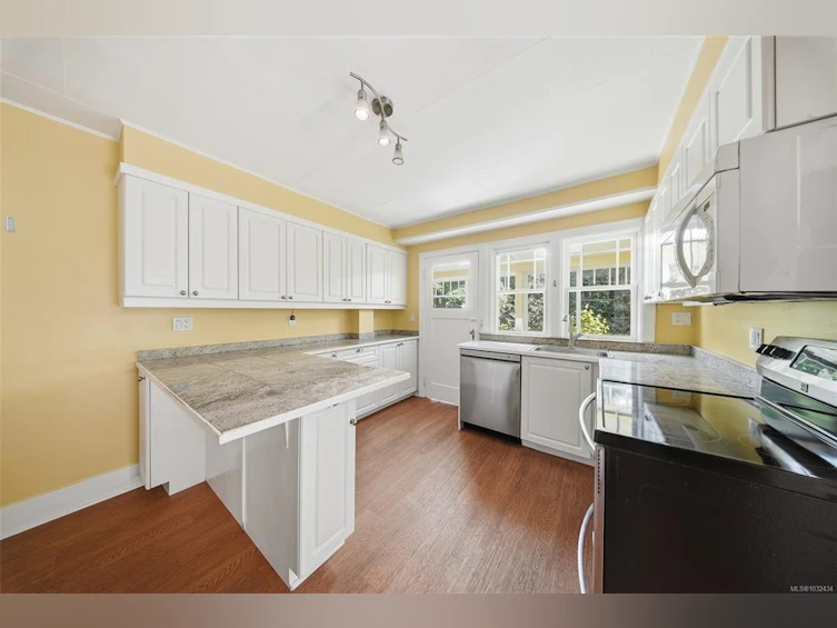 15 Linden Avenue, Victoria, BC, V8V 4C9 - 15