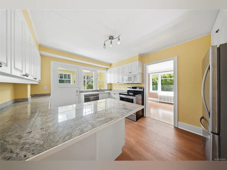 15 Linden Avenue, Victoria, BC, V8V 4C9 - 14