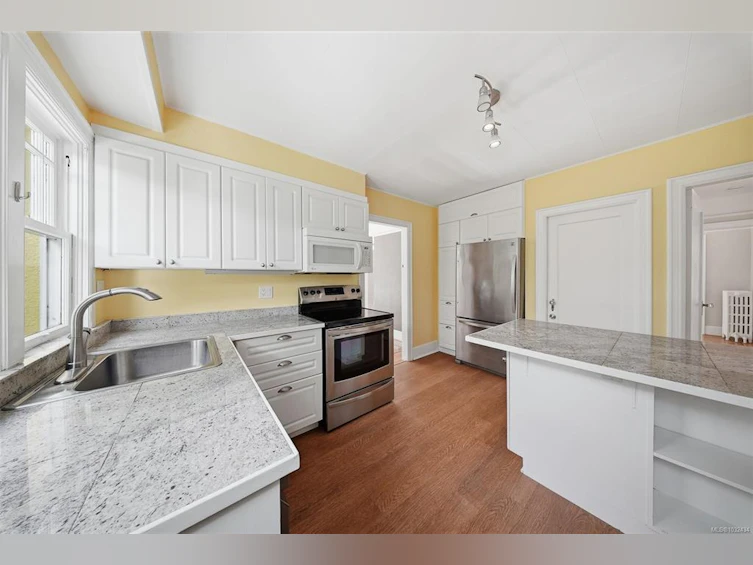 15 Linden Avenue, Victoria, BC, V8V 4C9 - 18