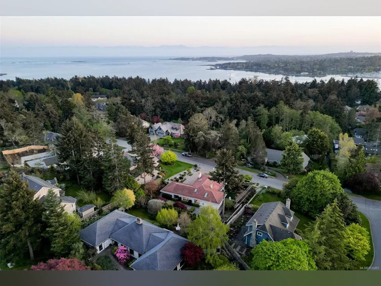 2770 Arbutus Road, Saanich, BC, V8N 5X4 - 76