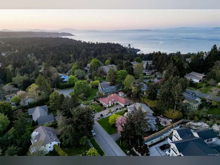 2770 Arbutus Road, Saanich, BC, V8N 5X4 - 73