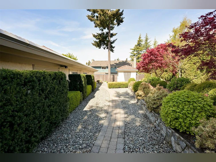 2770 Arbutus Road, Saanich, BC, V8N 5X4 - 57
