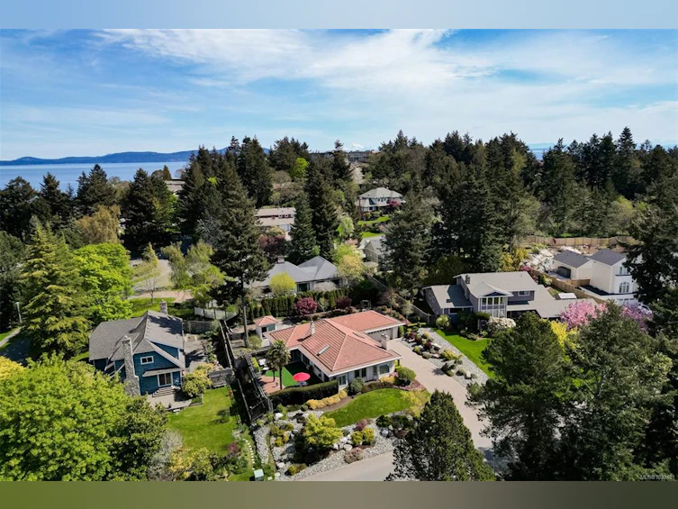2770 Arbutus Road, Saanich, BC, V8N 5X4 - 72