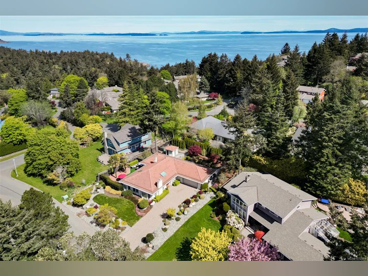 2770 Arbutus Road, Saanich, BC, V8N 5X4 - 2