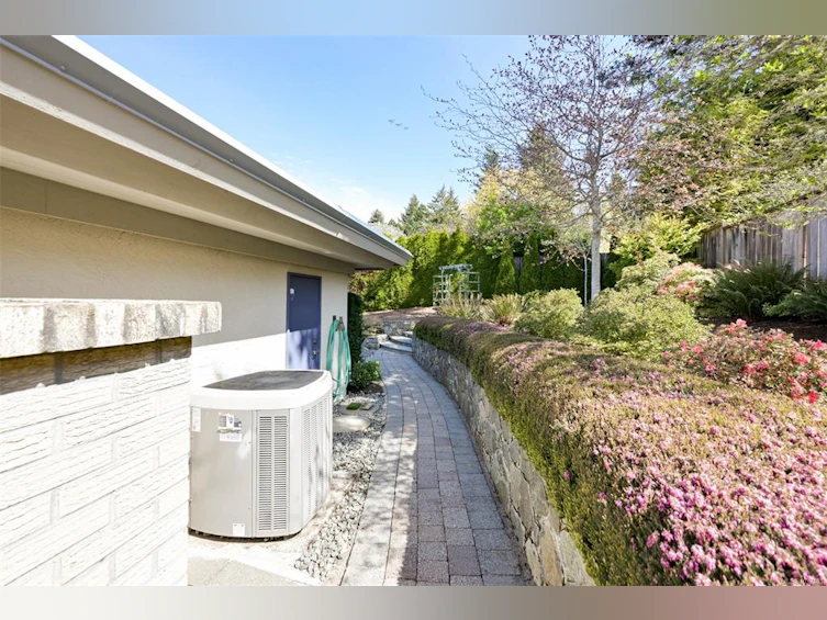 2770 Arbutus Road, Saanich, BC, V8N 5X4 - 56