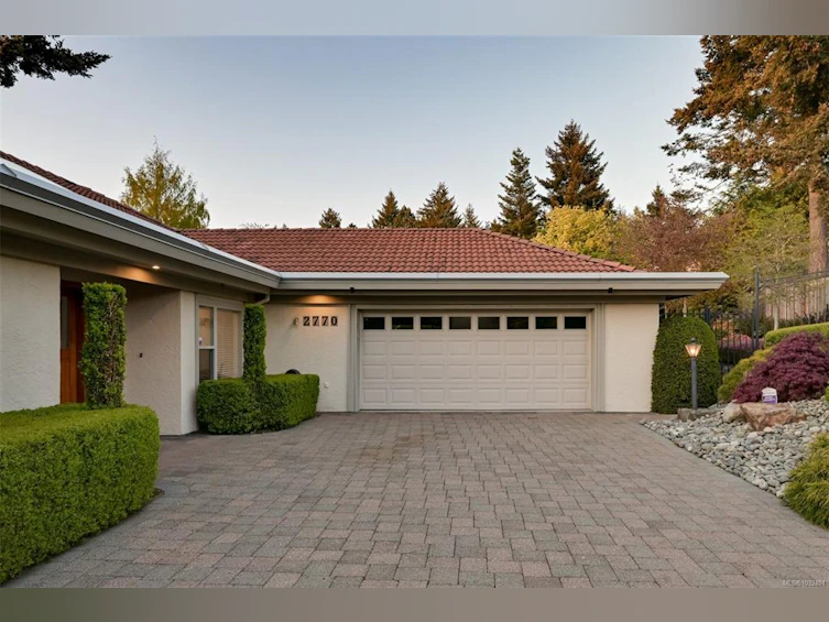 2770 Arbutus Road, Saanich, BC, V8N 5X4 - 90